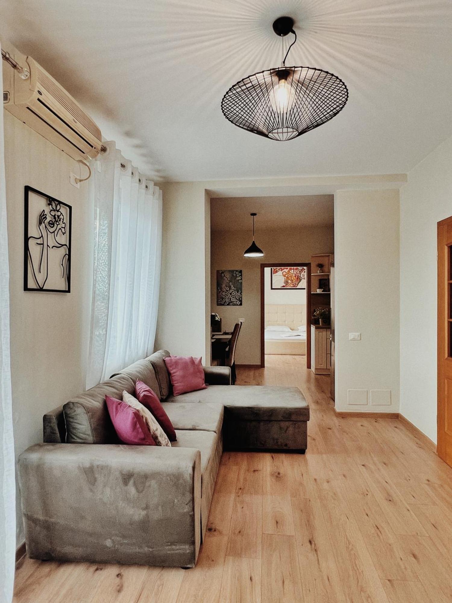 Cozy Rooftop Apartment - Your Home, Away From Home! Tiran Dış mekan fotoğraf