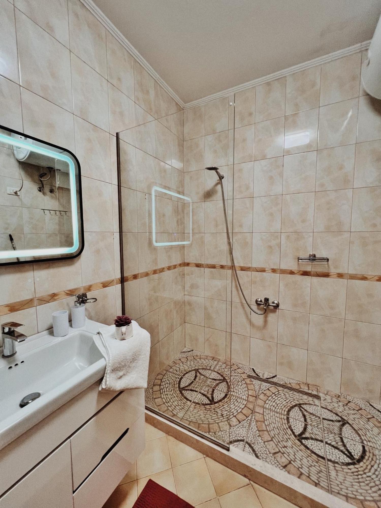 Cozy Rooftop Apartment - Your Home, Away From Home! Tiran Dış mekan fotoğraf