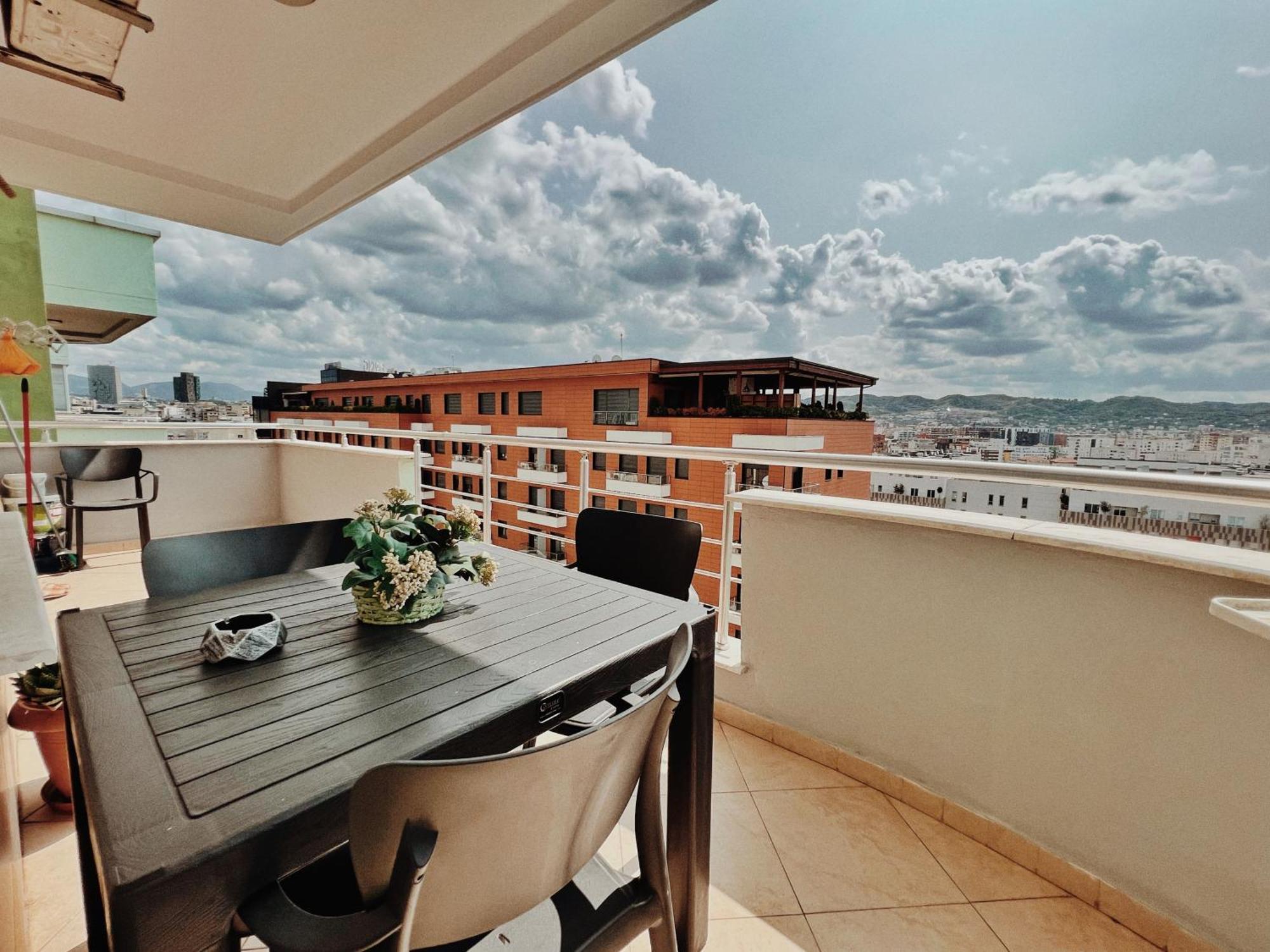 Cozy Rooftop Apartment - Your Home, Away From Home! Tiran Dış mekan fotoğraf