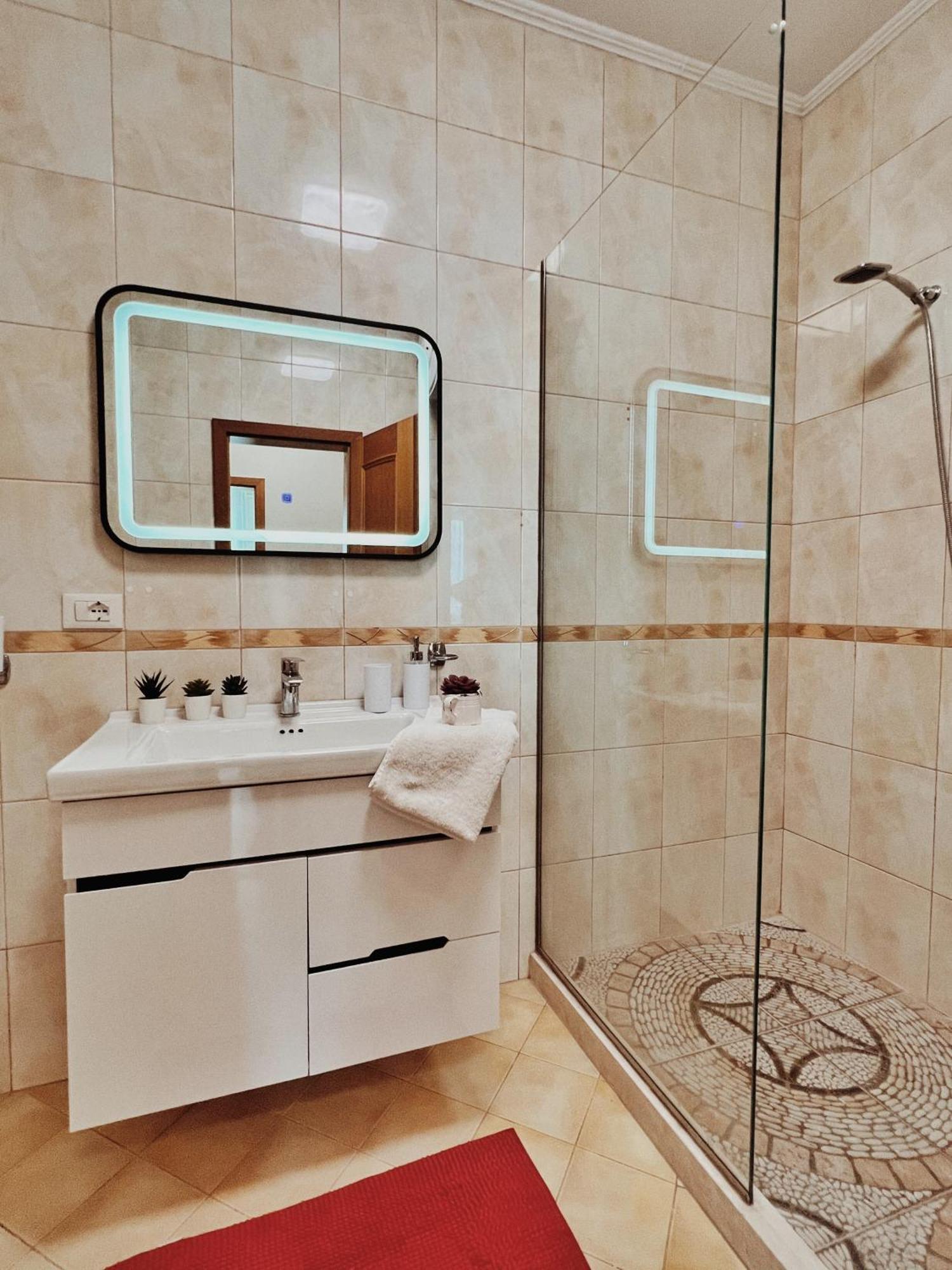 Cozy Rooftop Apartment - Your Home, Away From Home! Tiran Dış mekan fotoğraf