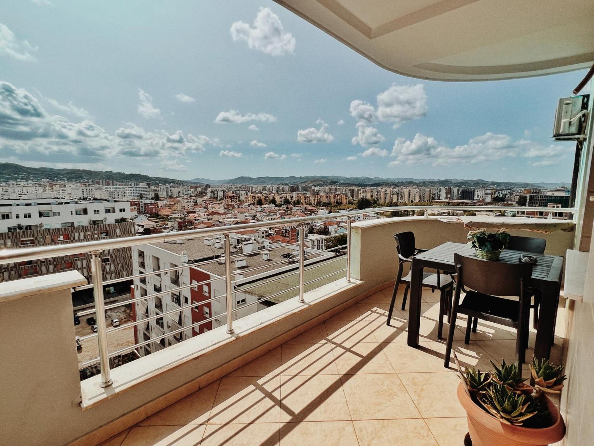 Cozy Rooftop Apartment - Your Home, Away From Home! Tiran Dış mekan fotoğraf
